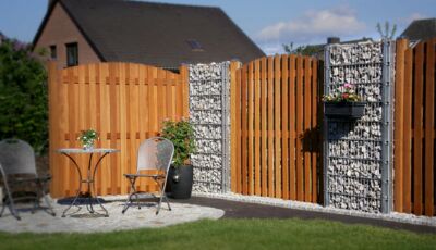 Gabionenpfahl mit Holz