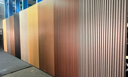 Musterwand mit Fiberdeck-Dielen in allen Farbtönen in der Ausstellung Maintal-Bischofsheim. Unsere Musterwand: alle Farbtöne nebeneinander, zum Anfassen und Vergleichen
