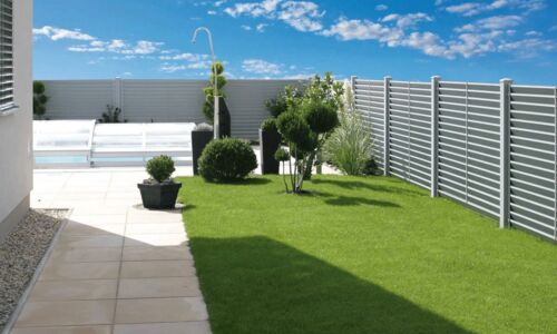 Garten mit hohem Sichtschutzzaun aus Aluminium 